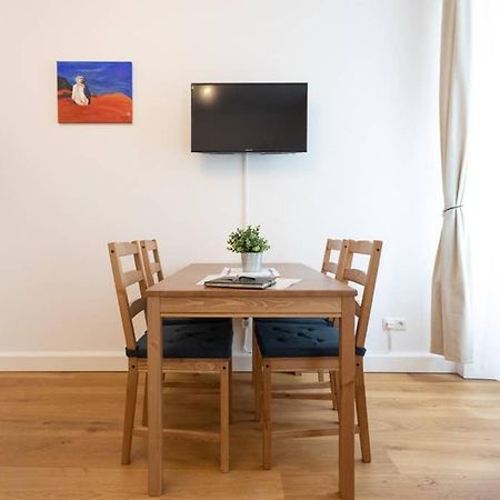 14 C&J'S Apartment Виена Екстериор снимка
