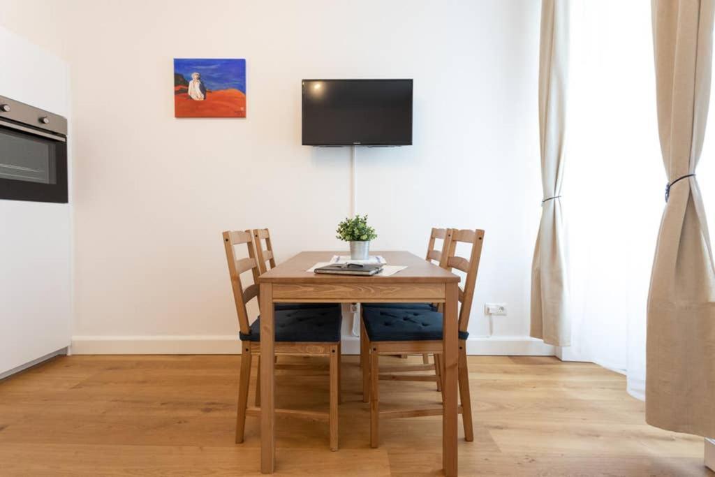 14 C&J'S Apartment Виена Екстериор снимка