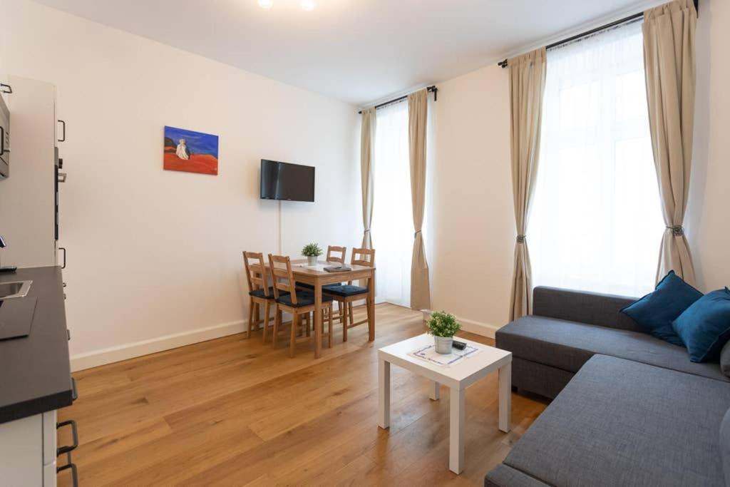 14 C&J'S Apartment Виена Екстериор снимка