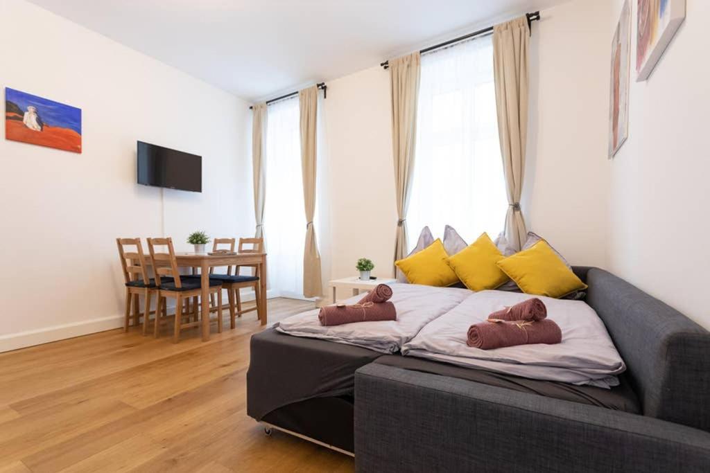 14 C&J'S Apartment Виена Екстериор снимка