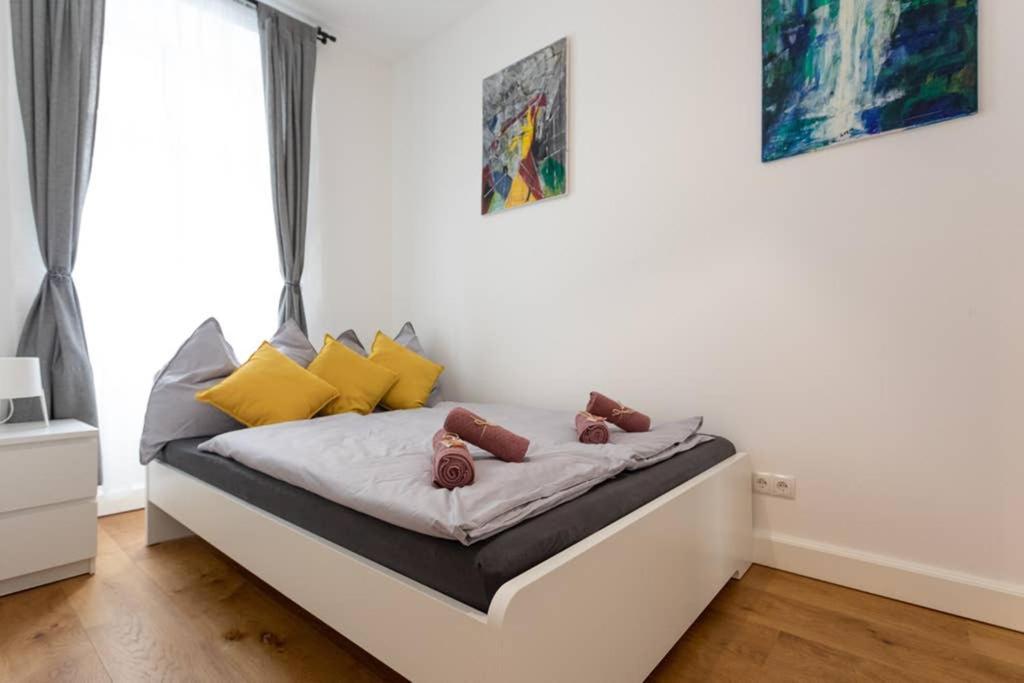 14 C&J'S Apartment Виена Екстериор снимка