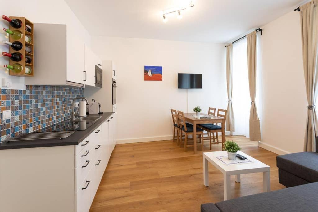 14 C&J'S Apartment Виена Екстериор снимка
