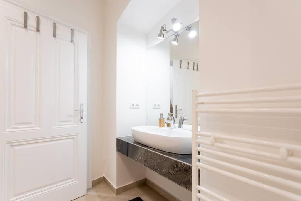 14 C&J'S Apartment Виена Екстериор снимка