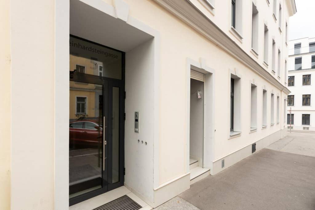 14 C&J'S Apartment Виена Екстериор снимка